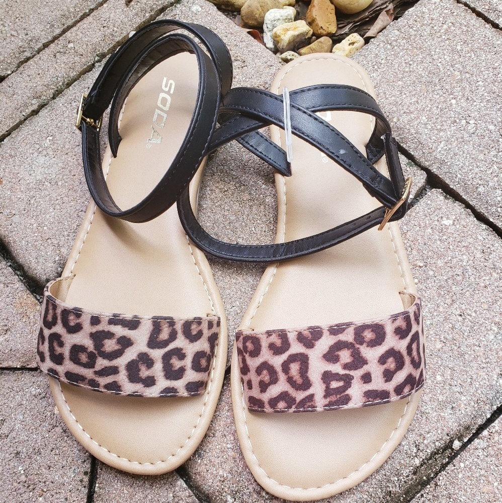 NEW Leopard printed flat sandals